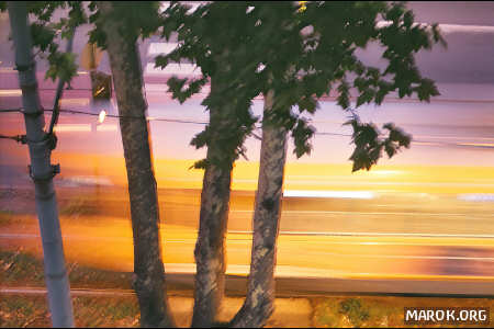 Di notte senza flash e con lo zoom: il tram!