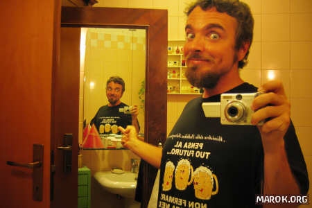 Artista al cesso femminile