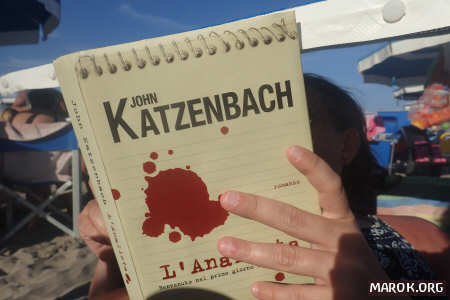 Choo, invece, legge un libro del Katzenbach