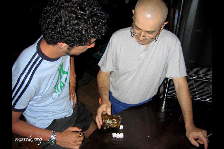Dai! Giochiamoci la birra ai dadi!