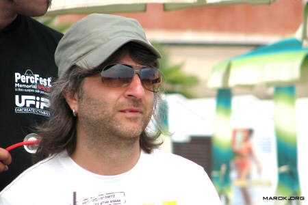 Quest&acute;uomo ha sonno. Aiutatelo!