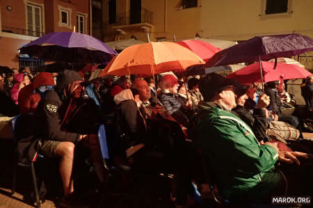 Pubblico ombrellante