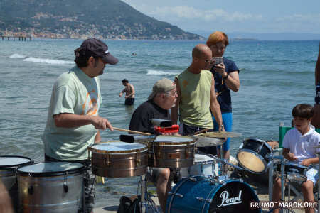 ...e intanto, in acqua alle loro spalle... LA BATTERIA INVISIBILE!