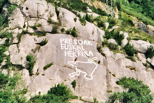 Scritta sulla roccia: Presoak Euskal Herrira
