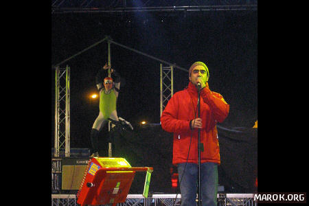 R