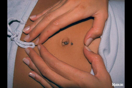 Ombelico femminile con piercing gratis