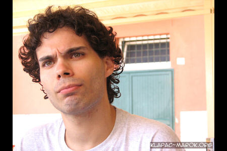 Iv&aacute;no finge di pensare a qualcosa. Ma non gli crede nessuno.