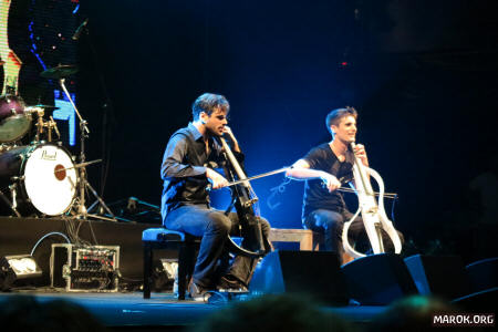 2 cellos 1 cable