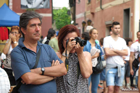 Pronto? Polizia? Qui è pieno di fotografi... fate qualcosa!