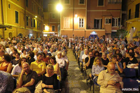 E tutt´ ´d ´n tratt´... la piazza è piena