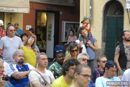 Pubblico jazz in piazza Libertà