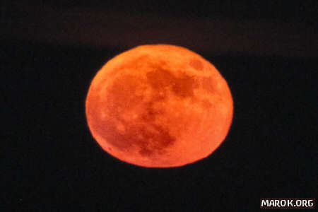 Luna rossa e handicappata, mare nero, 560mm, 20x.