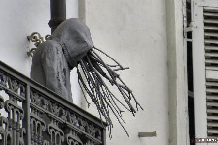 Presagi in Piazza Vittorio: monumento all´uomo che sbokka dal balcone