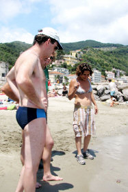 Aiuto! Chiamate qualcuno di ENORME che la porti via! Aiuto! Chiamate qualcuno di ENORME che la porti via!