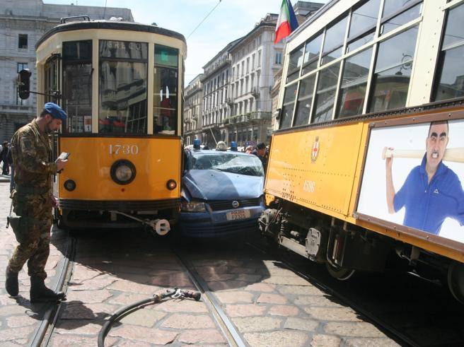 La polizia incastrata tra due tram a Milano