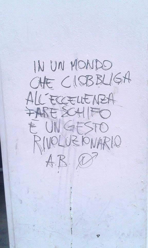 In un mondo che ci obbliga all'eccellenza, fare schifo è un gesto rivoluzionario!