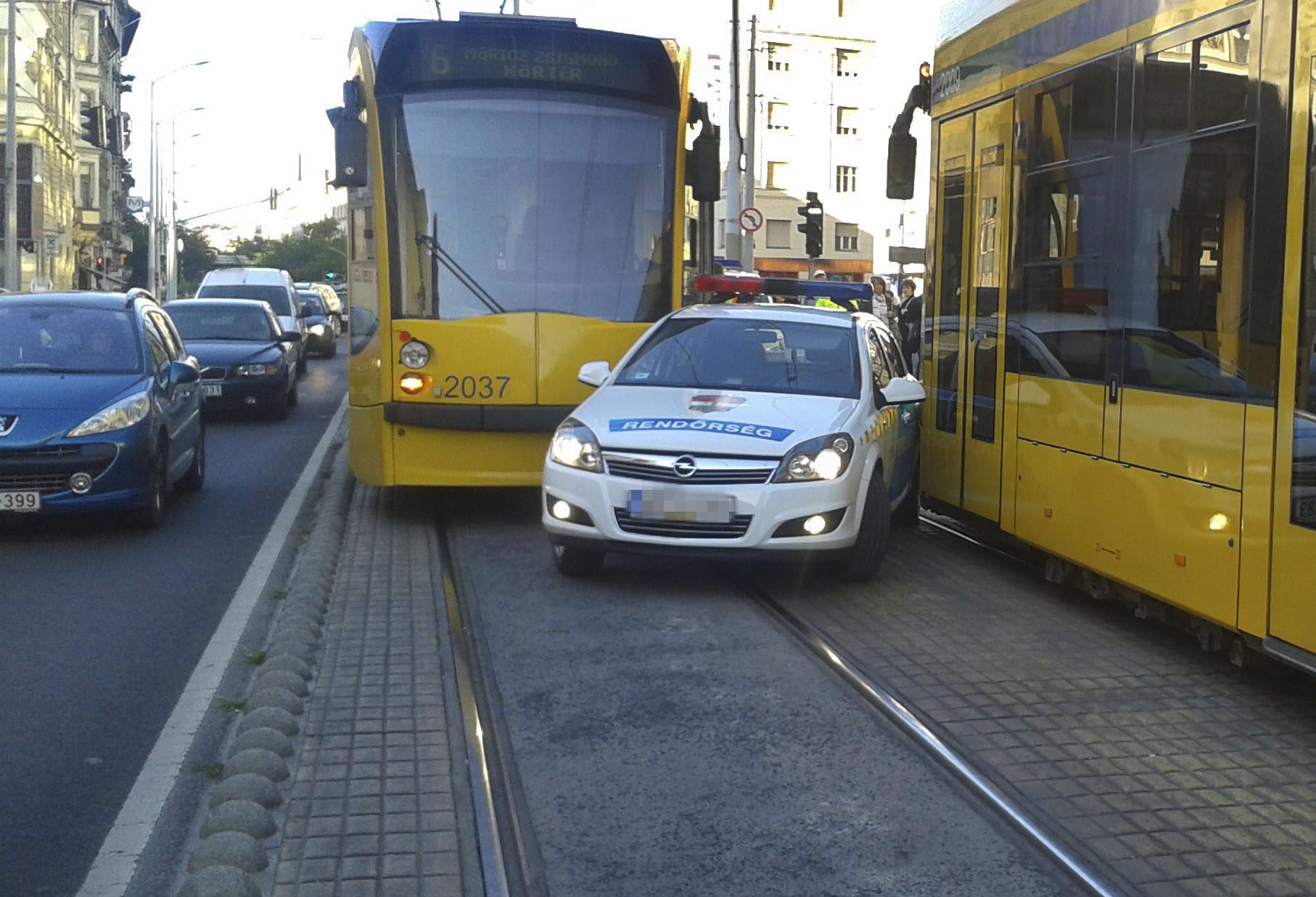 La polizia incastrata tra due tram a Budapest