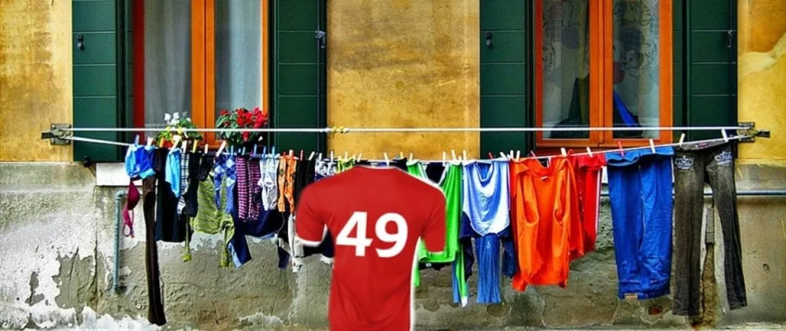 Stende maglia di calcetto del figlio durante comizio di Salvini e la Digos gliela fa togliere